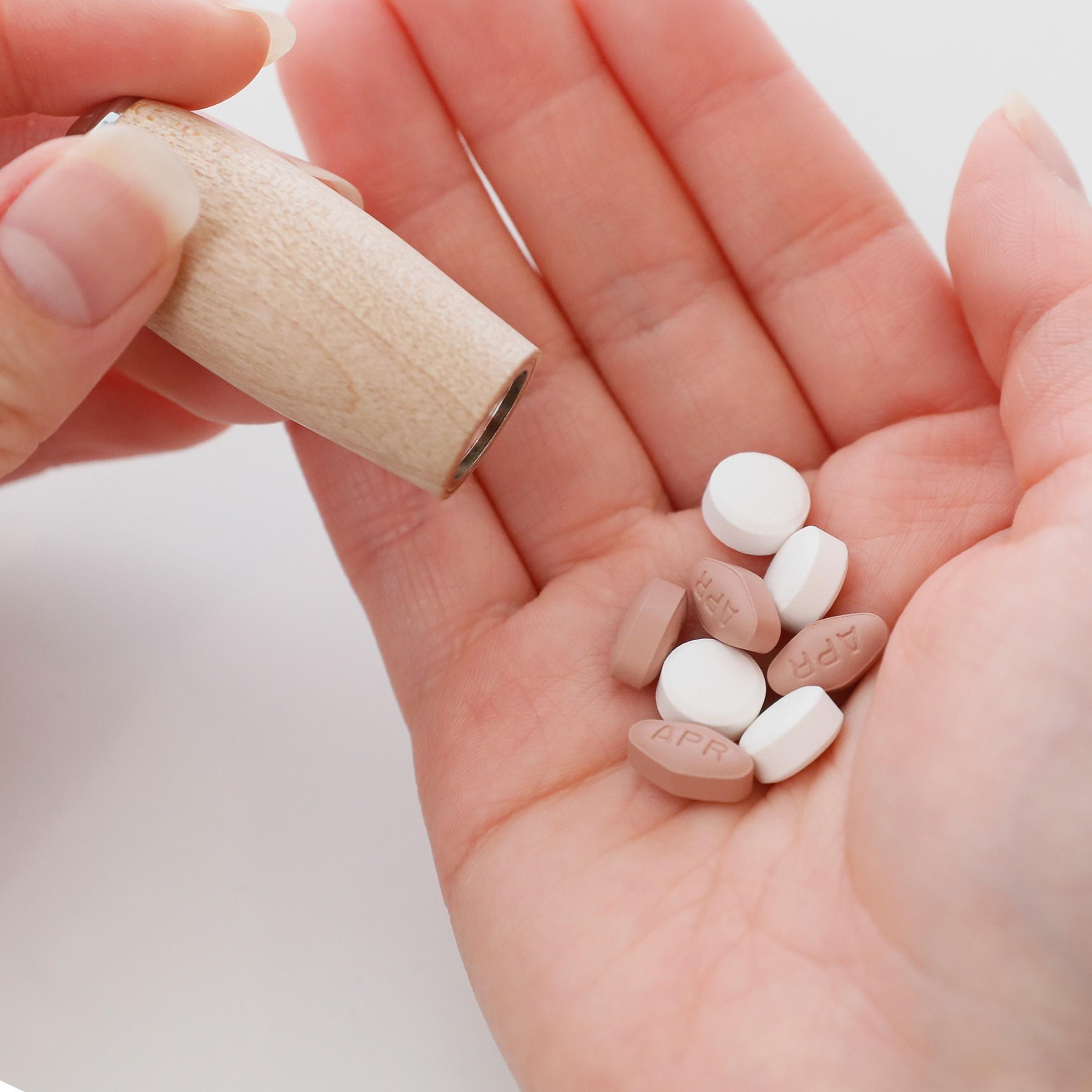 【ウォールナット】ピルケース  木製 薬ケース 携帯用 キーホルダー 薬入れ 小型 ミニ 錠剤 サプリメントケース 日本製  kitoen（木と縁）