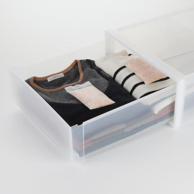 天然ヒノキの消臭・除湿剤 20個入り くりかえし使える 衣類消臭剤 衣類除湿剤 除湿剤 消臭剤 調湿 国産ヒノキ おがくず 無添加 天然素材 タンス 引き出し 靴箱 押し入れ 靴 ブーツ 湿気対策 クローゼット 衣装ケース 衣類 収納 セーター 湿気取り 吊り下げ 衣替え kitoen（木と縁）