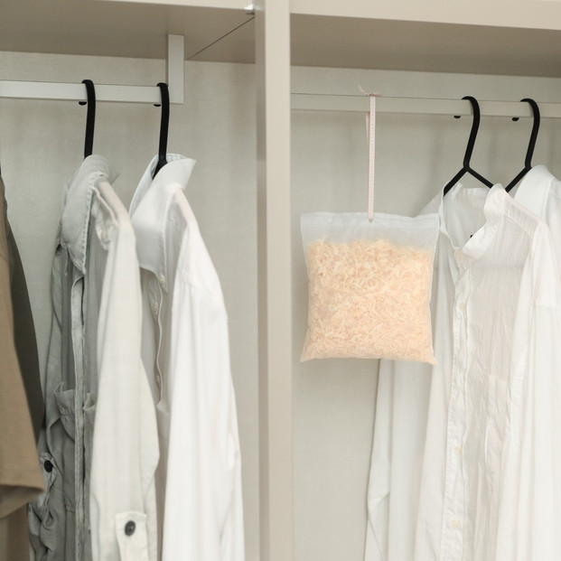 天然ヒノキの消臭・除湿剤 5パック入り 30g ヒノキパック くりかえし使える 除湿 衣類消臭剤 衣類除湿剤 調湿 国産ヒノキ おがくず 無添加 天然素材 クローゼット 引き出し 靴箱 押し入れ 靴 ブーツ 湿気対策 カビ対策 衣装ケース 収納 セーター