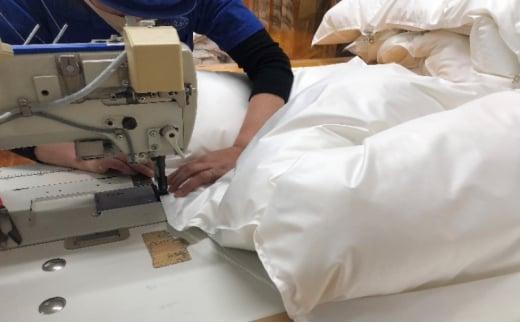 羽毛 布団 岡山市で作られた 羽毛掛けふとん 柄お任せ アップサイクルダウン 85％ シングルサイズ 寝具：ブルー系