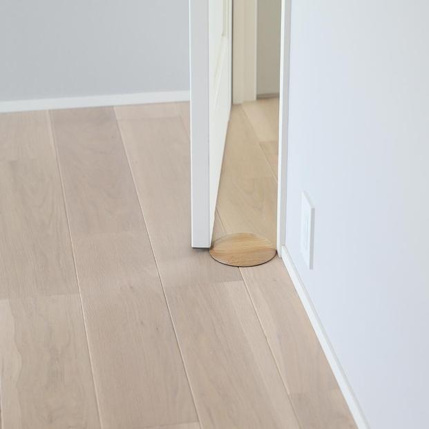 日本製 天然木 ドアストッパー【栗（くり）】 おしゃれ 室内 子供 ドア 開閉 防止 ペット 優しい 戸当たり 引き戸 換気 防止 隙間 対策 ガード 安全 対策 赤ちゃん ベビー 屋内 扉 滑り 止め シンプル 賃貸 木製 母の日 kitoen（木と縁）