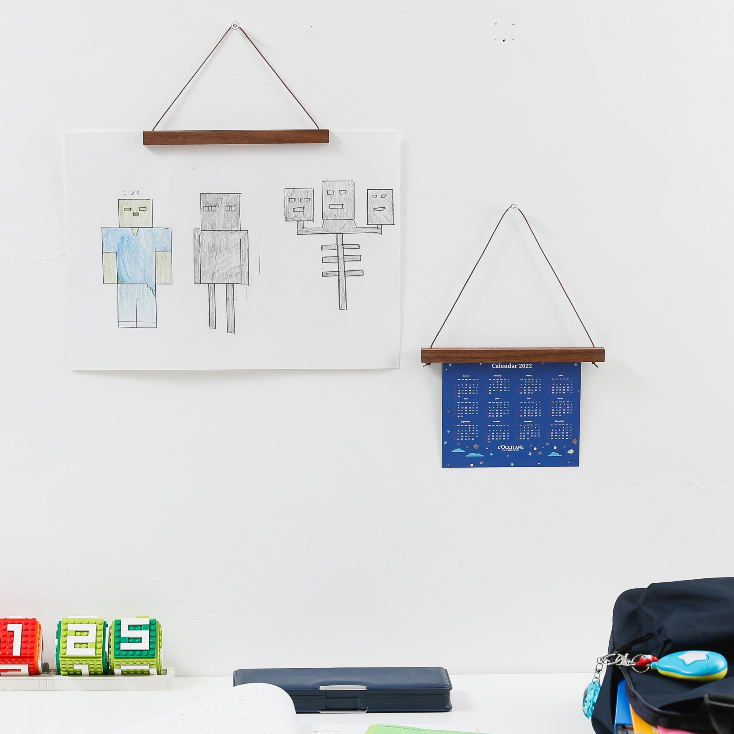 【ウォールナット】木製 壁掛け ホルダー 子供の絵 カレンダー ポスター 北欧 インテリア 飾る アートフレーム マルチホルダー 磁石 マグネット 壁面装飾 リビング フォトフレーム  日本製 kitoen（木と縁）