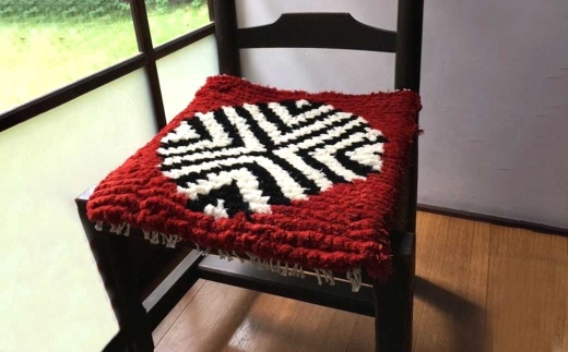 【 倉敷ノッティング 】 手織ウール 椅子敷き 赤地／紺白紋