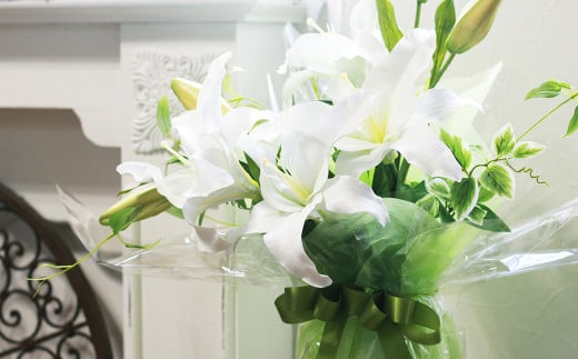 水替え不要!!「ユリの女王」 優美なカサブランカとグリーン ガラス花瓶付きアレンジ【アーティフィシャルフラワー 造花 ユリ カサブランカ グリーン 花瓶 お花 花 岡山県 倉敷市 おすすめ 人気】