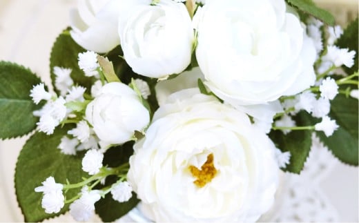 ホワイトローズとグリーン ガラス花瓶付きアレンジ