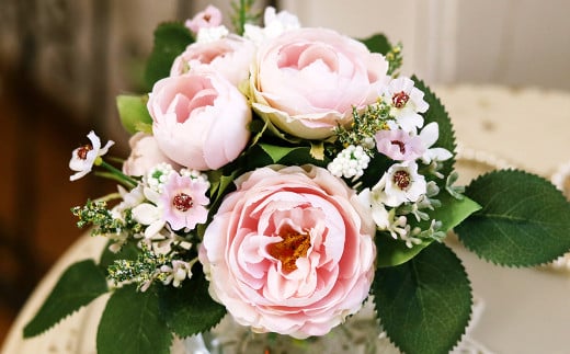 水替え不要!!桜色ローズとグリーン ガラス花瓶付きアレンジ 光触媒加工付き【ハンドメイド アーティフィシャルフラワー 造花 ローズ 花瓶 お花 花 岡山県 倉敷市 おすすめ 人気】