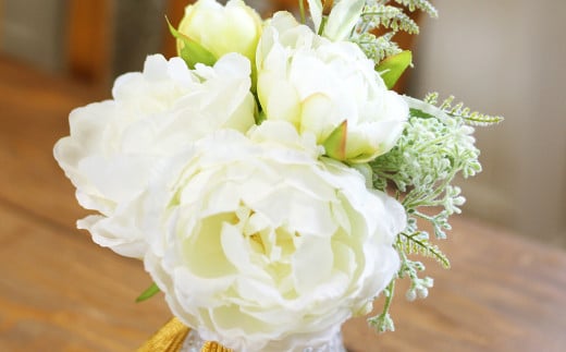 水換え不要!!芍薬とグリーンの花瓶に入った花束：白【ハンドメイド アーティフィシャルフラワー 造花 芍薬 しゃくやく 花瓶 お花 花 岡山県 倉敷市 おすすめ 人気】