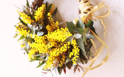 フレッシュ ミモザとユーカリのハーフムーンリース M【ハンドメイド ミモザリース リース ドライフラワー ミモザ お花 花 岡山県 倉敷市 おすすめ 人気】【2026年2月下旬-3月下旬 発送予定】