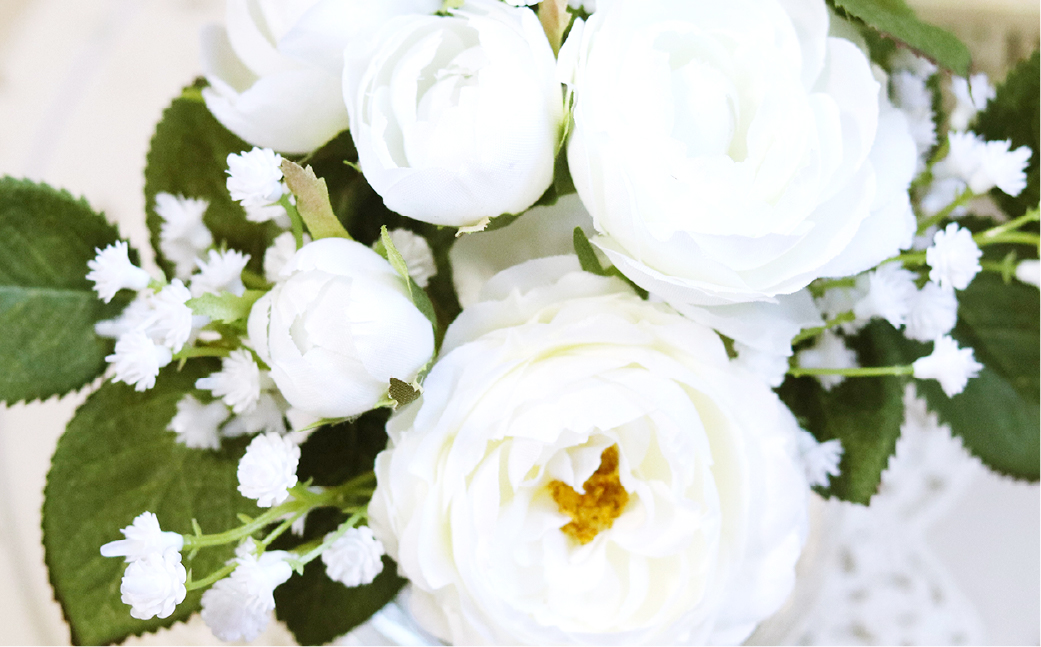 水替え不要！！清純派 ホワイトローズとグリーン ガラス花瓶付きアレンジ 光触媒加工付き【2026年1月上旬から発送開始】【ハンドメイド アーティフィシャルフラワー 造花 ローズ 花瓶 お花 花 岡山県 倉敷市 おすすめ 人気】