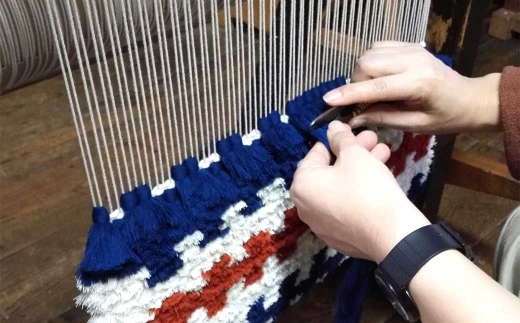 【 倉敷ノッティング 】 手織ウール 椅子敷き 赤地／紺白紋