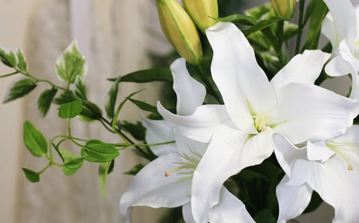 水替え不要!!「ユリの女王」 優美なカサブランカとグリーン ガラス花瓶付きアレンジ【アーティフィシャルフラワー 造花 ユリ カサブランカ グリーン 花瓶 お花 花 岡山県 倉敷市 おすすめ 人気】