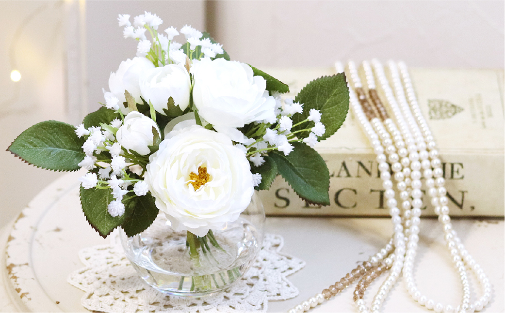 水替え不要！！清純派 ホワイトローズとグリーン ガラス花瓶付きアレンジ 光触媒加工付き【2026年1月上旬から発送開始】【ハンドメイド アーティフィシャルフラワー 造花 ローズ 花瓶 お花 花 岡山県 倉敷市 おすすめ 人気】