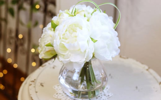 空気をキレイに♪水換え不要!!ピオニー（芍薬）の花瓶に入った花束：white