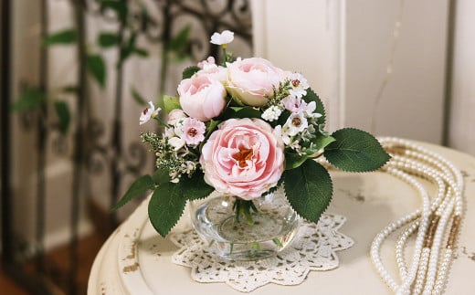 水替え不要!!桜色ローズとグリーン ガラス花瓶付きアレンジ（クリアBOX入り）光触媒加工付き【ハンドメイド アーティフィシャルフラワー 造花 ローズ 花瓶 お花 花 岡山県 倉敷市 おすすめ 人気】