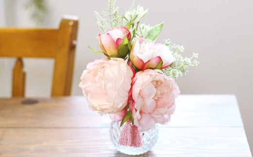 水換え不要!!芍薬とグリーンの花瓶に入った花束：ピンク【ハンドメイド アーティフィシャルフラワー 造花 芍薬 しゃくやく 花瓶 お花 花 岡山県 倉敷市 おすすめ 人気】