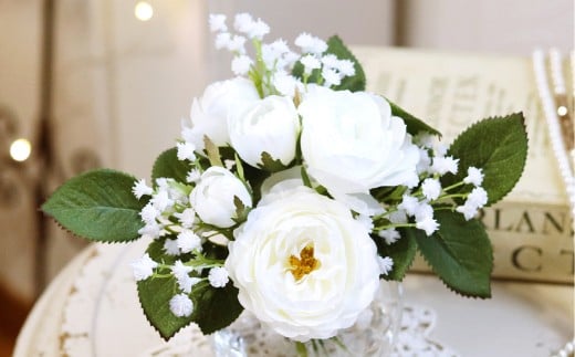 ホワイトローズとグリーン ガラス花瓶付きアレンジ