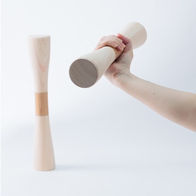 ぬくもりのある木製のダンベル