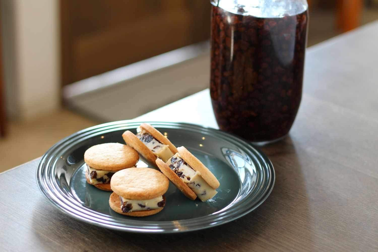 ラムレーズンバターサンド（8個入り）【箱入り・個包装】