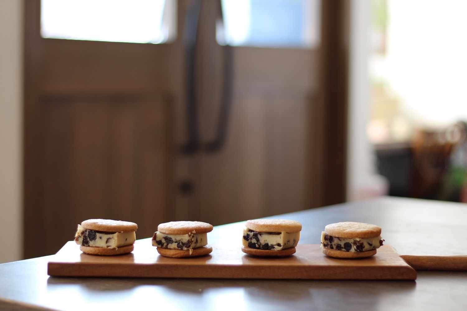 ラムレーズンバターサンド（8個入り）【箱入り・個包装】