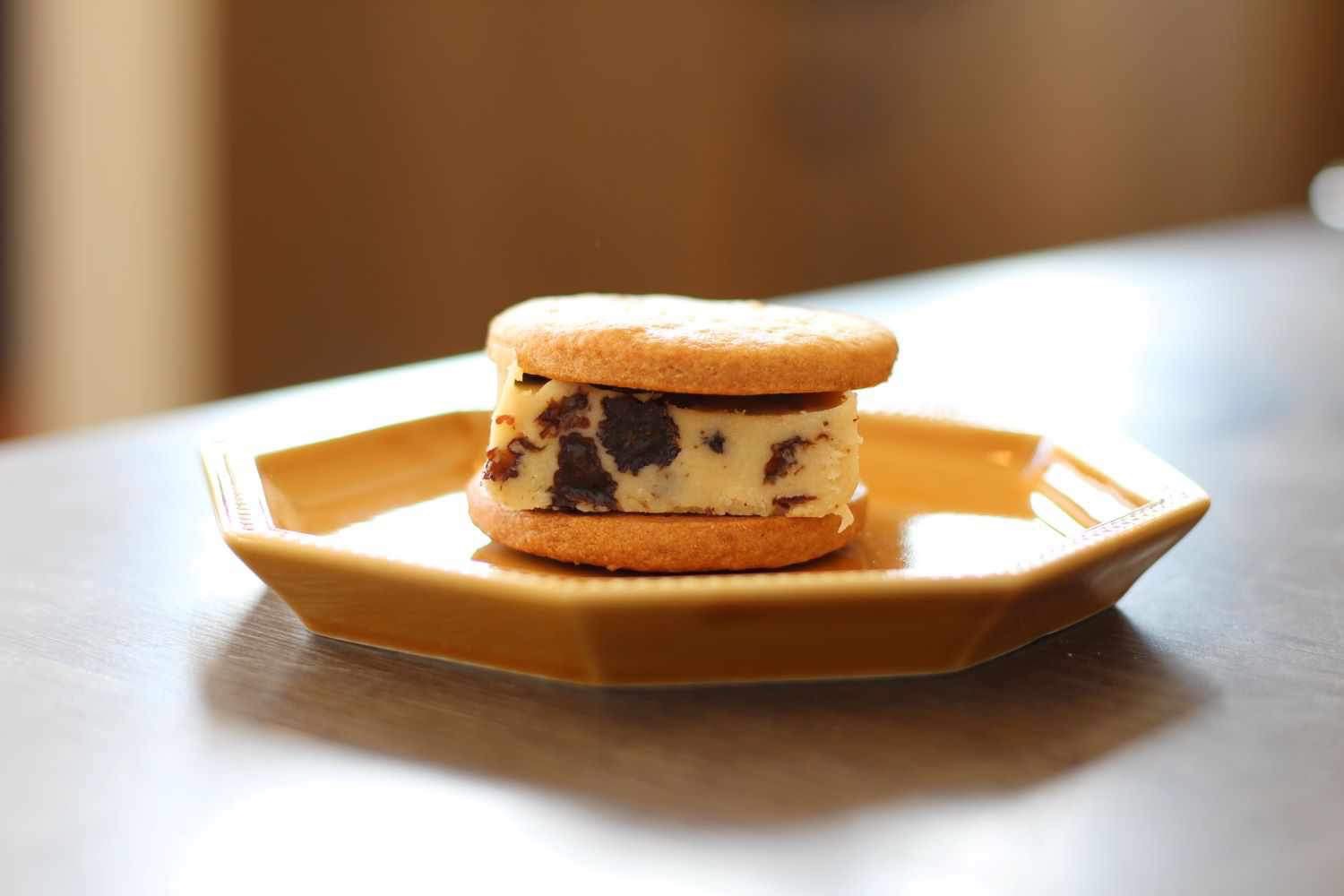 ラムレーズンバターサンド（8個入り）【箱入り・個包装】