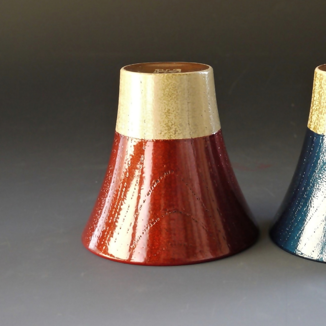 【漆工芸・黄薇彫】色漆・ぐい吞み『逆さ富士』／赤富士021-005