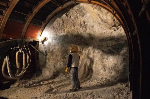 日本銘石　備前シリカ　勾玉（30mm）