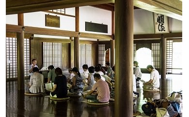 体験　閑谷学校の講堂（国宝）で行う論語朗誦体験