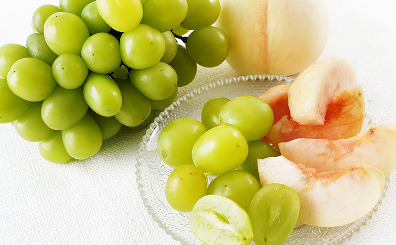 桃 ぶどう 2026年 先行予約 果物 詰合せ 白桃 2玉（1玉220g以上）シャインマスカット 晴王 2房（1房480g以上）化粧箱入り 岡山県産 国産 フルーツ ギフト フルーツ詰め合わせ 贈答品 セット