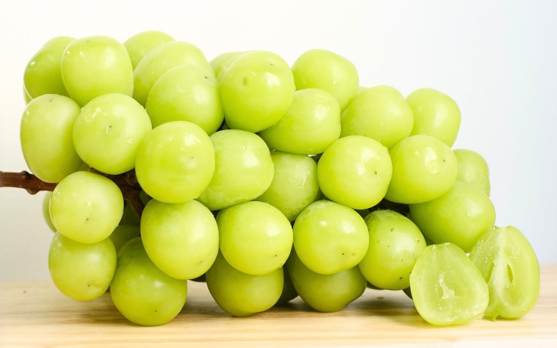 2026年先行予約 ご家庭用 Lino＆Kai Farmのシャインマスカット 3房前後(2kg程度）化粧箱入 岡山  真庭市 シャインマスカット 大粒 【linokai002-02】