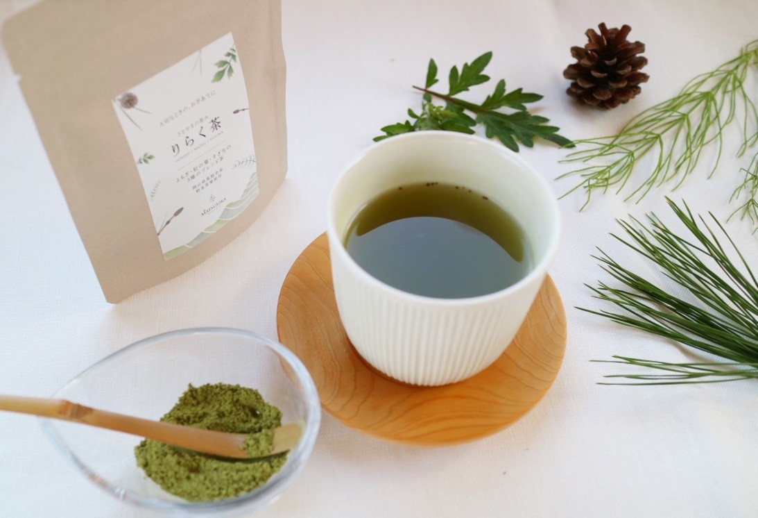 【 マツリカサボン 】 りらく茶 （よもぎ・松の葉・すぎなの3種の粉末ブレンド茶） ３袋セット / 数量限定 国産 岡山 真庭 農薬不使用 粉末 ブレンド茶 ノンカフェイン デカフェ ヨモギ 松の葉 スギナ MATSURIKA SAVON【savon007-01】