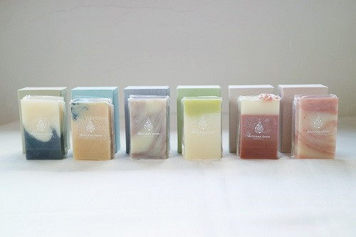 【マツリカサボン】 オーガニック石けん６種類セット（ラベンダー・ヤマブドウ・クロモジ・ひのきベルガモット・酒かす椿・奥出雲ローズ）/ オーガニック せっけん 自然素材 石鹸 岡山 真庭 肌にやさしい こだわり 手作り 無添加 ハーブ セット ラベンダー クロモジ ヤマブドウ ひのき ベルガモット 酒かす 椿 奥出雲 ローズ ギフト フルサイズ MATSURIKA SAVON (MATSU-13)【savon003-01】