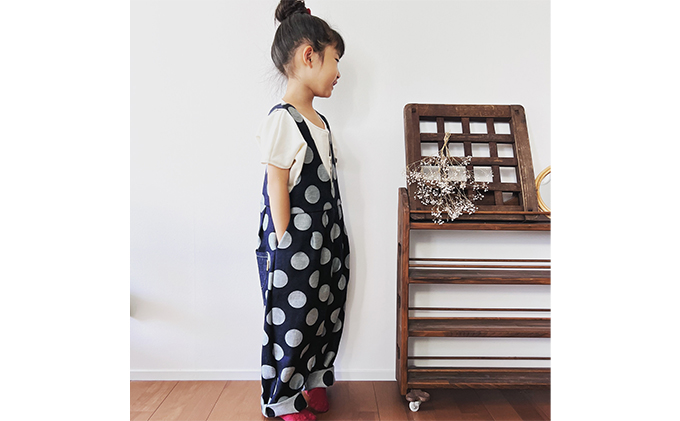 「大きなドット」児島デニムのサロペット（110センチ）