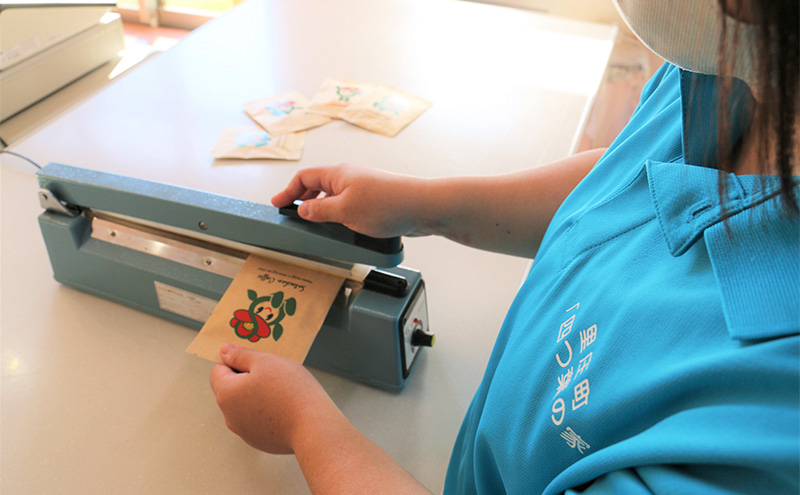 就労継続支援Ｂ型事業所 里ちゃん コーヒー 8杯分（1杯10ｇ） レギュラー 10000円 簡易抽出型 珈琲 ドリップ 里庄町 オリジナルブレンド