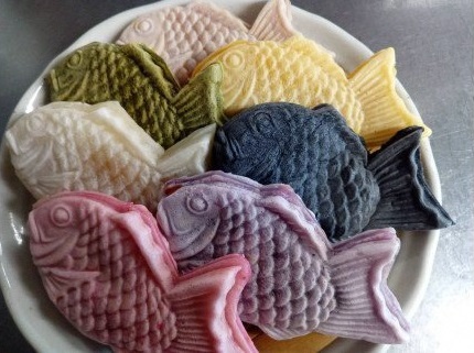 話題沸騰！ 七色の ”冷たい” たい焼き 七福鯛焼 _S107