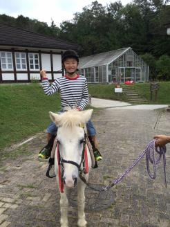 健康にいい！ 癒し効果もある！ 誰でも乗馬が楽しめる！ 引き馬無料券 _S55