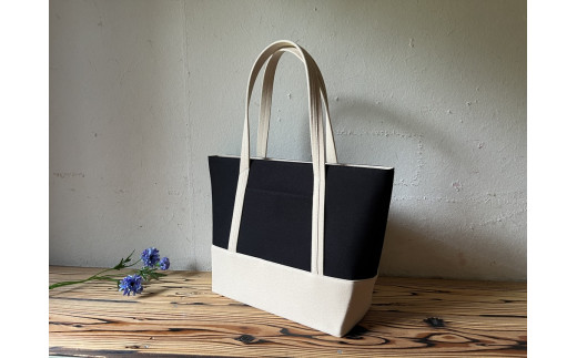 【 AKIRA オリジナル】【 マツコの知らない世界 で紹介されました！】職人手作り 大きなトートバッグ レディスショルダータイプ 黒×ライトベージュ帆布 A4対応 大きい 大容量 軽量 軽い 横型 日本製 キャンバス 肩掛け 通勤 通学 上質 カジュアル オシャレ シンプル レディース カバン 鞄 バック