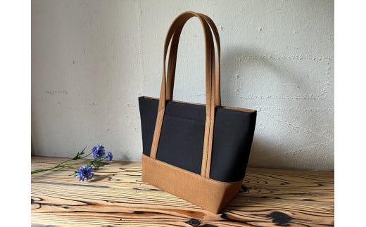 【 AKIRA オリジナル】【 マツコの知らない世界 で紹介されました！】 中型レディストートバッグ ショルダータイプ 黒×茶色 軽量 軽い 日本製 キャンバス 帆布 横型 肩掛け 通勤 通学 大容量 上質 カジュアル オシャレ レディース カバン 鞄 バック