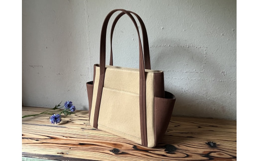 【 AKIRA オリジナル】【 マツコの知らない世界 で紹介されました！】 中型レディストートバッグ ダブルポケット ベージュ帆布×ダークブラウン 軽量 軽い 日本製 キャンバス 帆布 横型 肩掛け 通勤 通学 大容量 上質 カジュアル オシャレ レディース カバン 鞄 バック