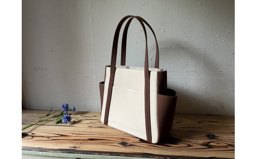 【 AKIRA オリジナル】【 マツコの知らない世界 で紹介されました！】 中型レディストートバッグ ダブルポケット ライトベージュ帆布×ダークブラウン 軽量 軽い 日本製 キャンバス 帆布 横型 肩掛け 通勤 通学 大容量 上質 カジュアル オシャレ レディース カバン 鞄 バック