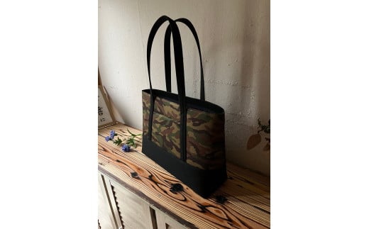 【2026年6月上旬発送開始】【 AKIRA オリジナル】【マツコの知らない世界 で紹介されました！】 大きなトートバッグ メンズショルダータイプ 迷彩×黒帆布 A4対応 大きい 大容量 軽量 軽い 横型 日本製 キャンバス 肩掛け 通勤 通学 上質 カジュアル オシャレ シンプル レディース 男女兼用 カバン 鞄 バック