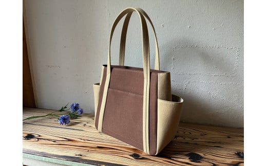 【2026年6月上旬発送開始】【 AKIRA オリジナル】【 マツコの知らない世界 で紹介されました！】 中型レディストートバッグ ダブルポケット ダークブラウン帆布×ベージュ 軽量 軽い 日本製 キャンバス 帆布 横型 肩掛け 通勤 通学 大容量 上質 カジュアル オシャレ レディース カバン 鞄 バック