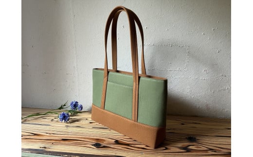 【2026年6月上旬発送開始】【 AKIRA オリジナル】【 マツコの知らない世界 で紹介されました！】職人手作り 中型スリムトートバッグ カーキ×茶色帆布 軽量 軽い 日本製 キャンバス 帆布 横型 肩掛け 通勤 通学 大容量 上質 カジュアル オシャレ レディース カバン 鞄 バック