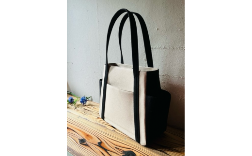 【2026年6月上旬発送開始】【 AKIRA オリジナル】【マツコの知らない世界 で紹介されました！】中型レディストートバッグ ダブルポケット ライトベージュ×黒帆布 多収納 6ポケット 軽量 軽い 日本製 キャンバス 通勤 通学 大容量 上質 カジュアル オシャレ レディース カバン 鞄 バック