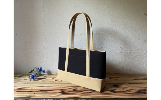 【2026年6月上旬発送開始】【 AKIRA オリジナル】【 マツコの知らない世界 で紹介されました！】職人手作り 中型スリムトートバッグ 黒×ベージュ帆布 軽量 軽い 日本製 キャンバス 帆布 横型 肩掛け 通勤 通学 大容量 上質 カジュアル オシャレ レディース カバン 鞄 バック