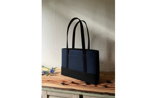 【2026年6月上旬発送開始】【 AKIRA オリジナル】【マツコの知らない世界 で紹介されました！】中型スリムトートバッグ 千鳥格子紺色×黒色帆布 軽量 軽い 日本製 キャンバス 帆布 横型 肩掛け 通勤 通学 大容量 上質 カジュアル オシャレ レディース カバン 鞄 バック