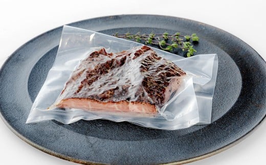 【持ち運べるステーキ】奈義和牛の旨味が凝縮された ゴロッと奈義ビーフジャーキー ブロック 100g×1パック【業務用・家庭用】 ビーフジャーキー 牛肉 牛 肉 お肉 おつまみ 岡山県 奈義町