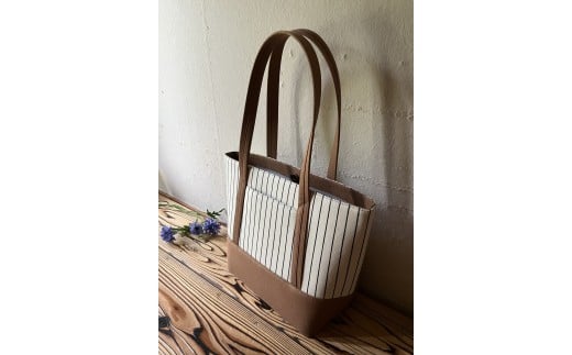 【2026年6月上旬発送開始】【 AKIRA オリジナル】【マツコの知らない世界 で紹介されました！】 中型レディストートバッグ ショルダータイプ ストライフ?×薄茶テ?ニム 軽量 軽い 日本製 キャンバス 帆布 横型 肩掛け 通勤 通学 大容量 上質 カジュアル オシャレ レディース カバン 鞄 バック