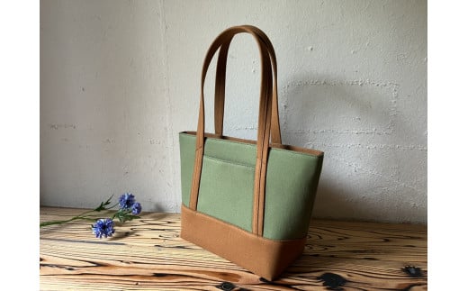 【2026年6月上旬発送開始】【 AKIRA オリジナル】【 マツコの知らない世界 で紹介されました！】 中型レディストートバッグ ショルダータイプ カーキ×茶色 軽量 軽い 日本製 キャンバス 帆布 横型 肩掛け 通勤 通学 大容量 上質 カジュアル オシャレ レディース カバン 鞄 バック