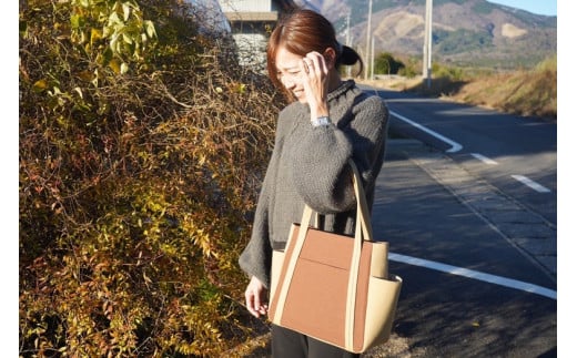 【AKIRAオリジナル】【マツコの知らない世界 で紹介されました！】中型レディストートバッグ ダブルポケット ライトベージュ×黒帆布 多収納 6ポケット 軽量 軽い 日本製 キャンバス 通勤 通学 大容量 上質 カジュアル オシャレ レディース カバン 鞄 バック