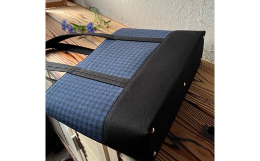 【AKIRAオリジナル】【マツコの知らない世界 で紹介されました！】中型スリムトートバッグ 千鳥格子紺色×黒色帆布 軽量 軽い 日本製 キャンバス 帆布 横型 肩掛け 通勤 通学 大容量 上質 カジュアル オシャレ レディース カバン 鞄 バック